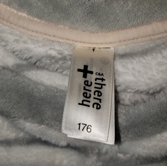 Here or their sweater - Picture 3 of 3